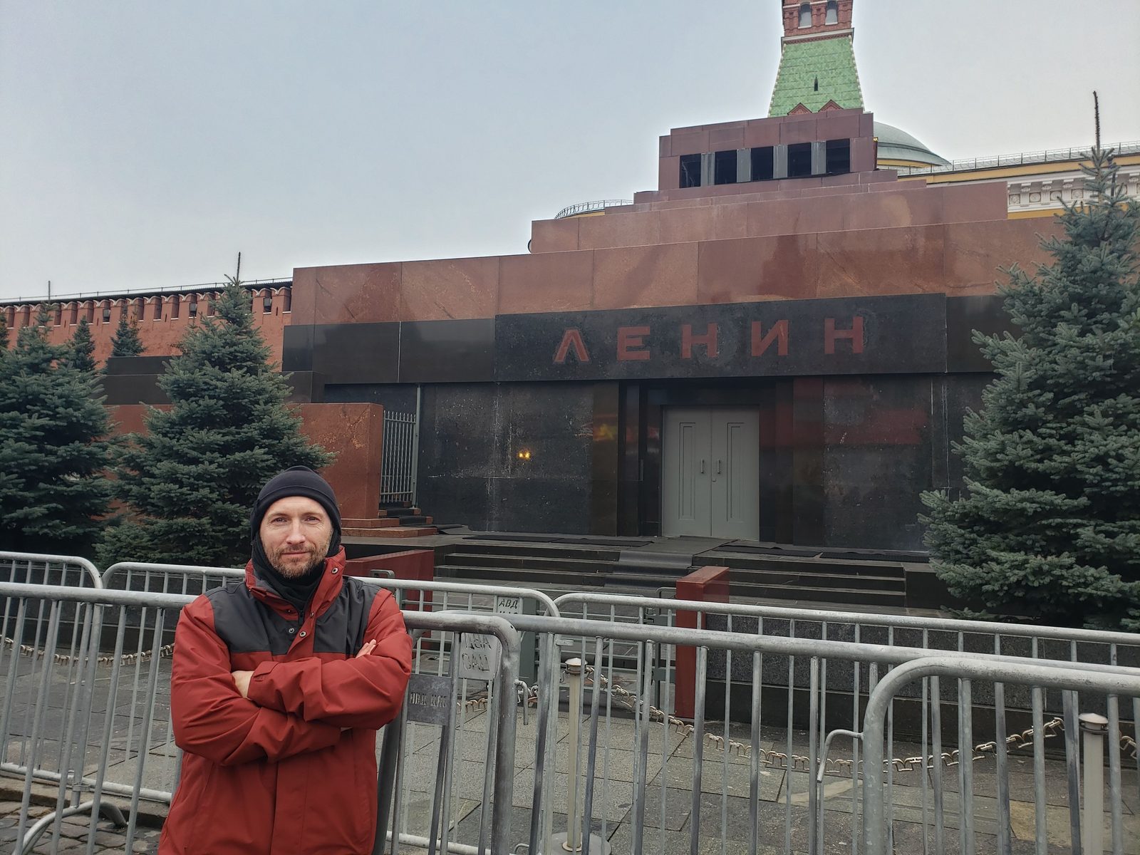 Moskau im Dezember, unter Schnee und Weihnachtsschmuck