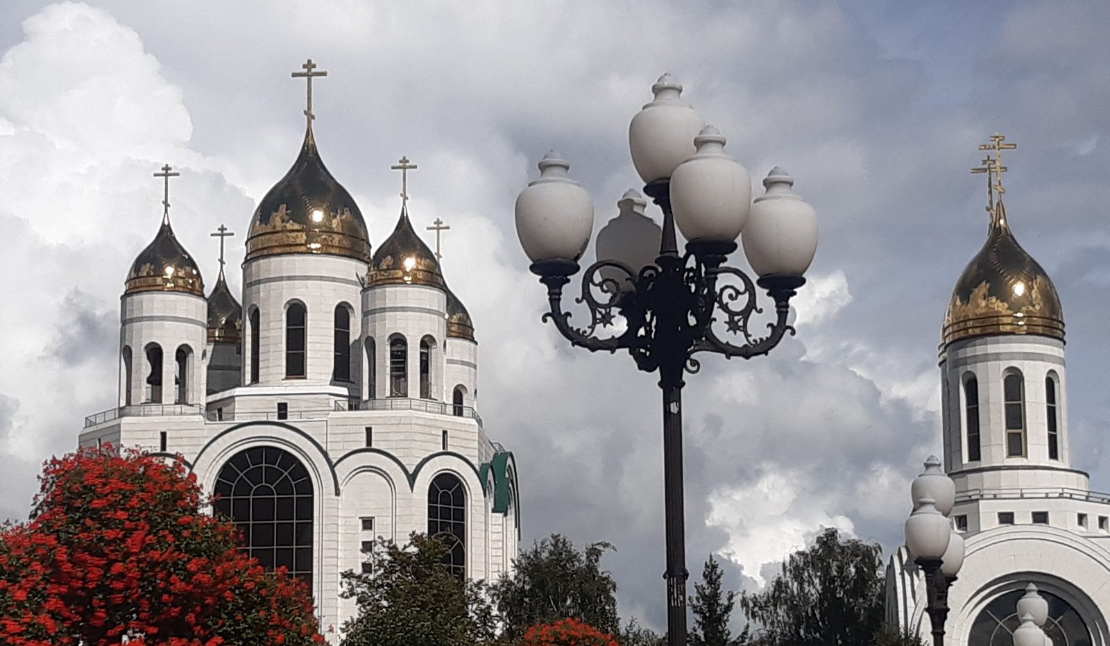 Die Christ-Erlöser-Kathedrale in Kaliningrad mit goldenen Kuppeln und einer Straßenlaterne
