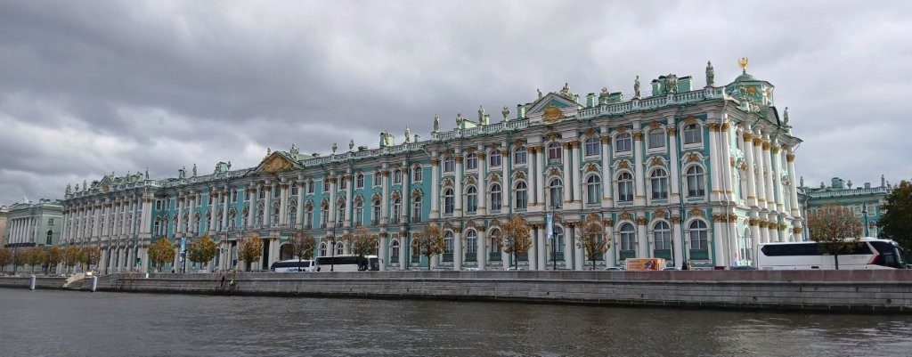 Der Winterpalast mit der Eremitage, von der Newa aus gesehen