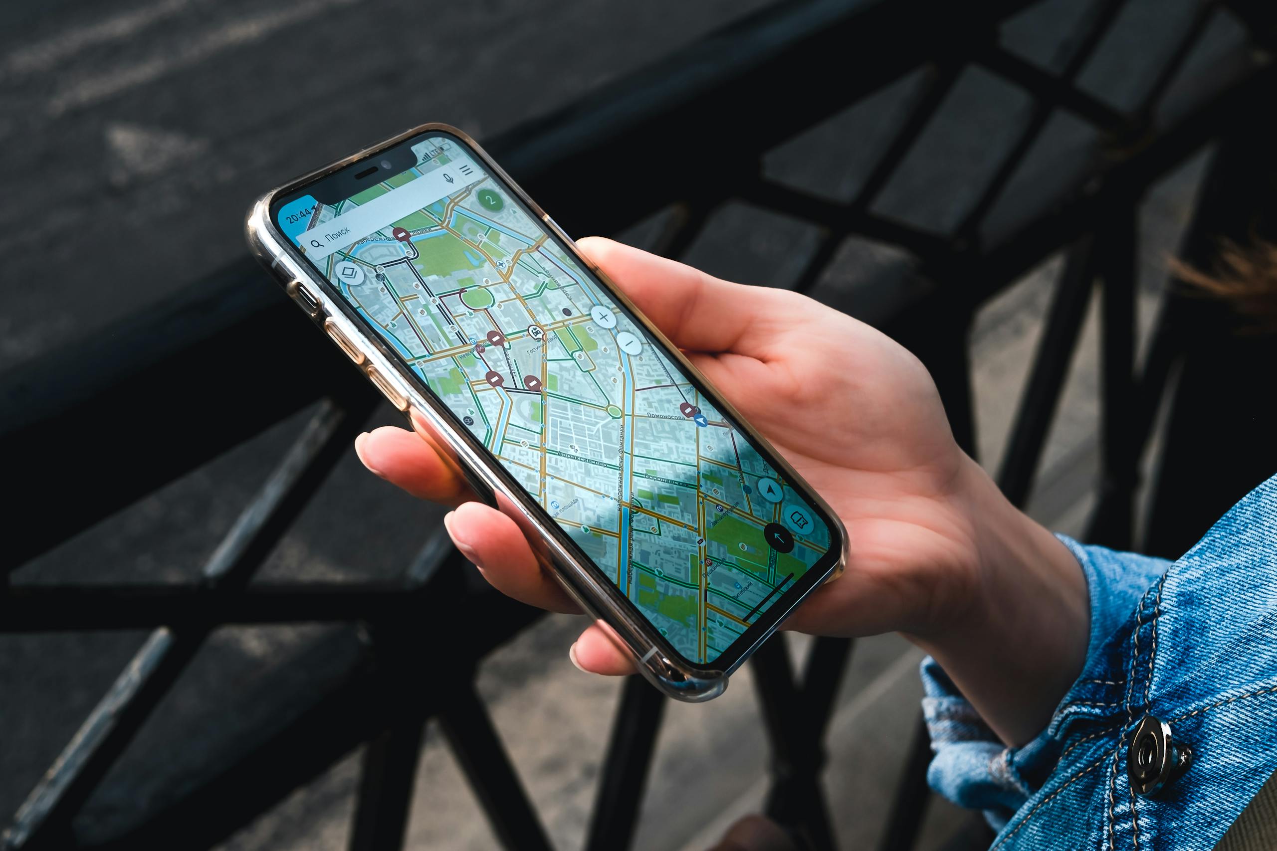 Smartphone mit Karten-App zur Orientierung in Russland