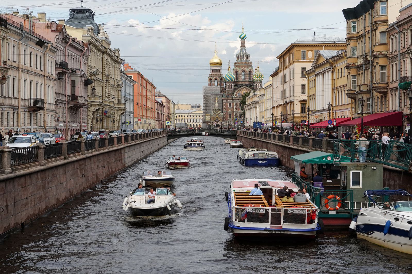 Der Gribojedow-Kanal in Sankt Petersburg mit Ausflugsbooten und der Erlöserkirche auf dem Blut im Hintergrund